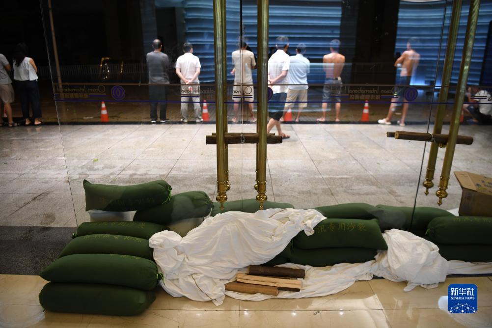 7月17日晚，在廣東湛江海濱大道北一處酒店，門口堆放著防汛沙袋。新華社記者 鄧華 攝
